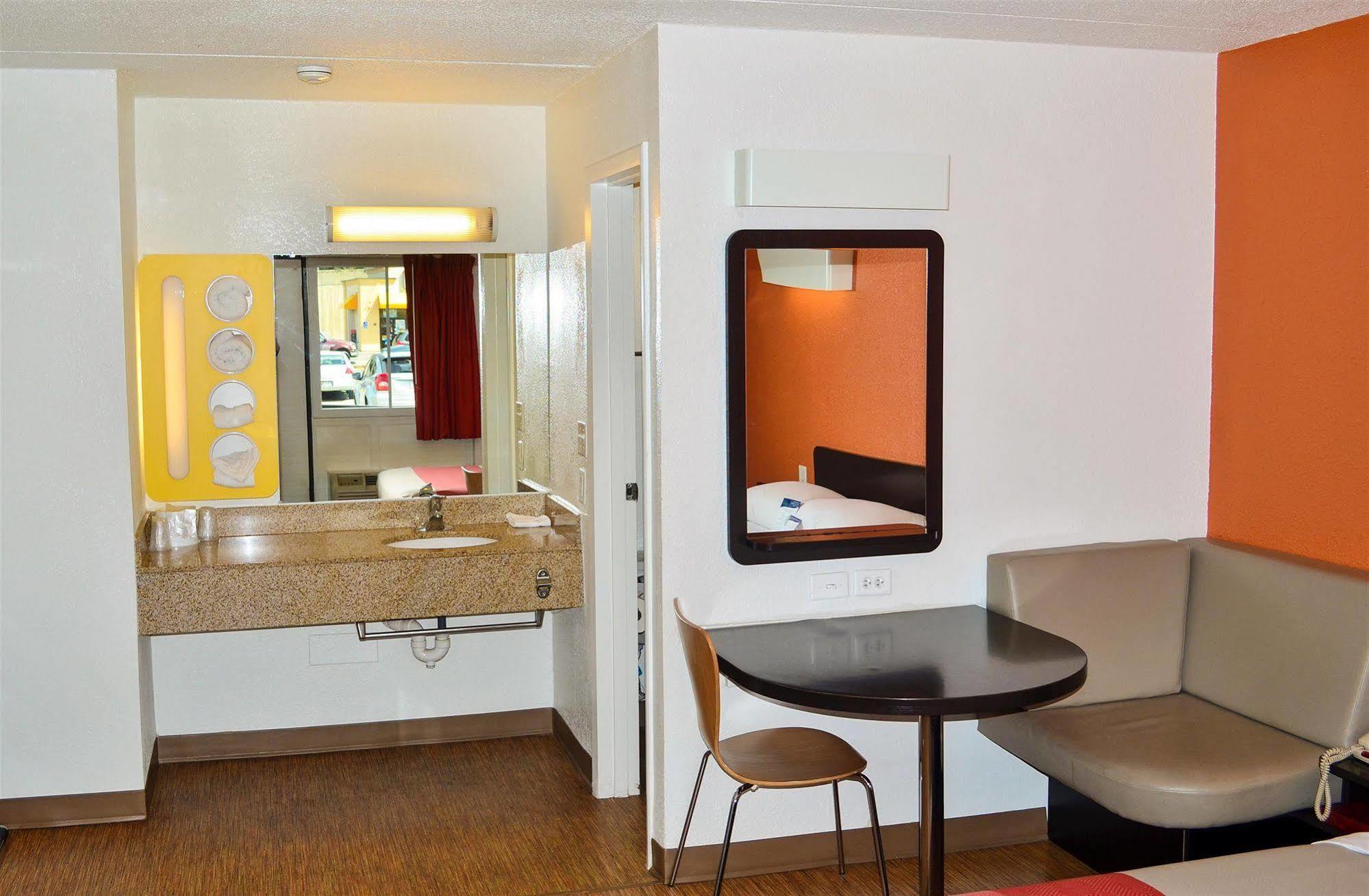 Motel 6 Boston South - Брейнтрі Екстер'єр фото